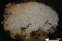 Шаг 2: Через пару минут всыпать рис, …