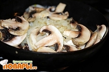 Шаг 3: Нагреть сковороду, добавить подсолнечное масло. …