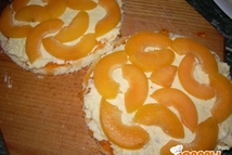 Шаг 2: Каждый корж промазываем джемом, кремом …