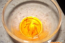 Шаг 3: Шафран предварительно замачиваем в теплой …