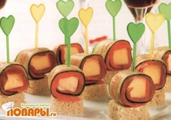 Рецепт: Мини-рулетики из свежих огурцов с семгой