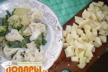 Шаг 2: Пока жарятся морковь с луком, …