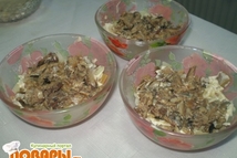 Шаг 2: Салат делается слоями в небольших, …