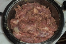 Шаг 1: Говядину режем на кусочки, смешиваем …