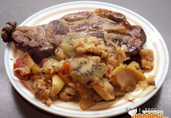 Свиная отбивная с фруктово-овощным гарниром