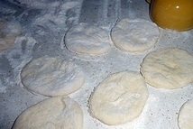 Шаг 6: Тесто легко смешать с мукой, …