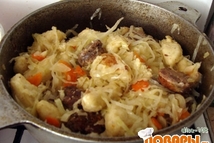 Шаг 4: Складываем в кастрюлю, добавлдяем капусту …