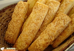 Рецепт: Сырные палочки с кунжутом