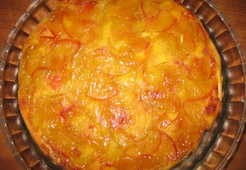 Шарлотка с карамелью и яблоками