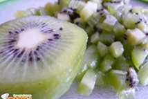 Шаг 1: Киви очистить, порезать мелкими кубиками.