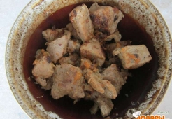 Тушеная свинина с морковкой и луком