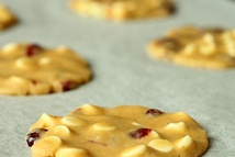 Шаг 3: Выкладываем тесто на противень ложкой. …