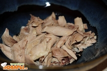 Шаг 1: Филе куриное отварить, остудить и …