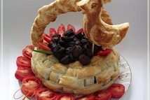 Шаг 4: На готовую корзинку выложить грибы, …