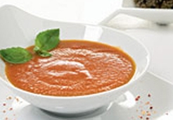 Суп из свежих помидоров с тапенадом