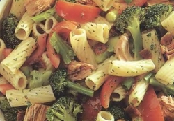 Рецепт: Ригатони с тунцом, помидорами и брокколи