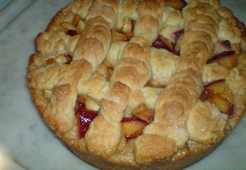 Пирог с персиками и сливами