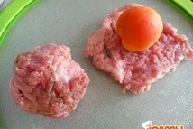 Шаг 2: У абрикосов удаляем косточки. В …