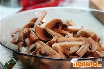 Шаг 6: Грибы режем на четыре части. …