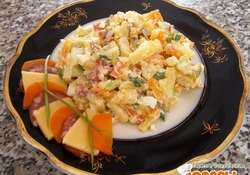 Рецепт: Салат «Витражный» с копченостями и горчицей