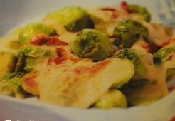 Запеканка с брюссельской капустой и беконом