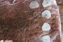 Шаг 3: Дальше мясо перчим и солим …