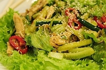 Шаг 12: Перед подачей посыпаем салат кунжутом. …