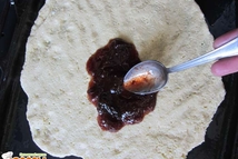 Шаг 6: Дальше смазываем растительным маслом противень …