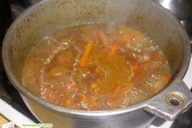 Шаг 3: Когда морковь поджарится, залить водой …