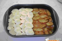 Шаг 4: Следующий слой картофель укладывается аналогично. …