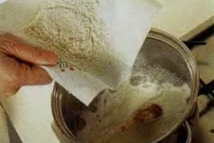 Шаг 2: Разом добавьте просеянную муку.