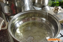 Шаг 2: Наливаем в сотейник оливковое масло.