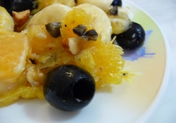 Рецепт: Салат из бананов, апельсинов и маслин