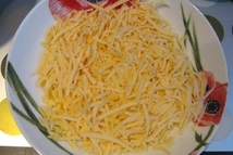 Шаг 5: Сыр натираем на крупной терке.