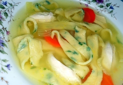 Бульон с зеленой лапшой