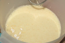 Шаг 1: Сначала яйца по одному взбиваем …