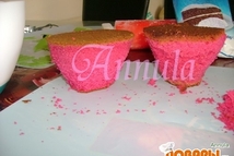 Шаг 2: Вырезаем из бисквита 2 заготовки …