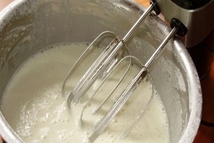 Шаг 3: Теперь разводим тесто. Муку просеиваем. …