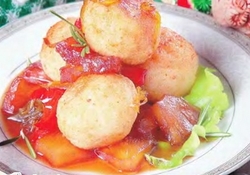 Рецепт: Рисовые биточки с ананасом в овощном соусе