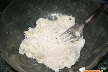 Шаг 1: Смешиваем творог, муку, яйцо и …