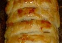 Рецепт:  Рулет из слоеного теста с творогом