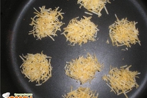 Шаг 9: Остатки сыра натираем на мелкую …