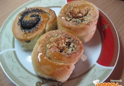Рецепт: Плюшки с орехами и маком