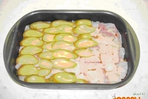 Шаг 3: Солёные огурцы помыть, нарезать тонкими …