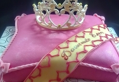 Подушка с диадемой для маленькой принцессы