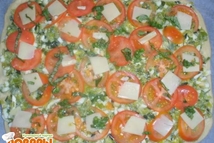 Шаг 3: Сверху кружки помидор, немного сыра …