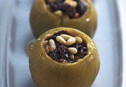 Запеченные яблоки с сухофруктами и орехами