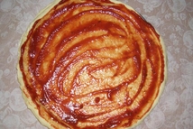 Шаг 5: Смазываем тесто кетчупом.