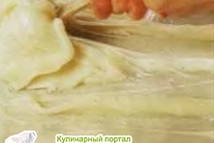 Шаг 5: Энергично перемешивайте сахар лопаткой (при …