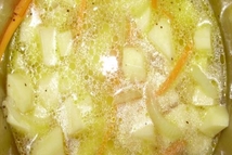 Шаг 4: Забрасываем картофель, перемешиваем, заливаем водой …